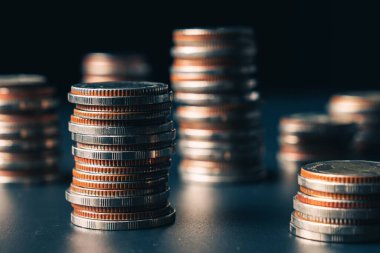 Biriktirmek için hazine mevduat hesabına yığılmış altın paralar.