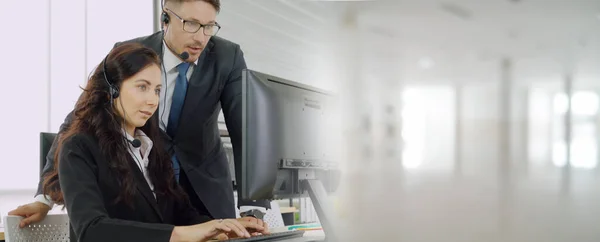 Gli uomini d'affari che indossano cuffie che lavorano in ufficio ampliano la vista — Foto Stock