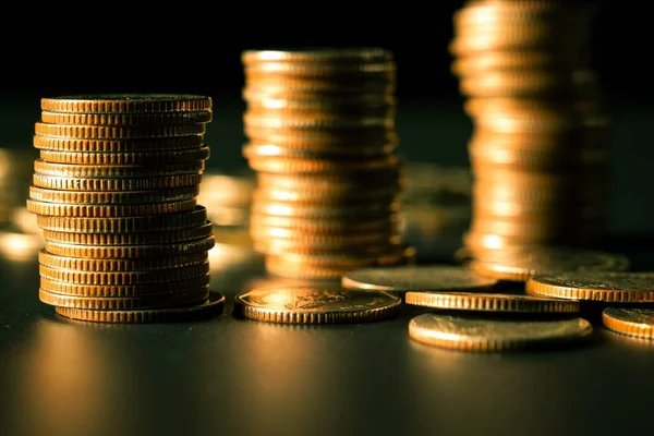 Biriktirmek için hazine mevduat hesabına yığılmış altın paralar.