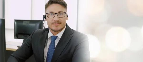 Zakenmensen die een headset dragen en op kantoor werken, verbreden het zicht — Stockfoto