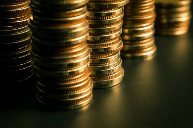 Biriktirmek için hazine mevduat hesabına yığılmış altın paralar.