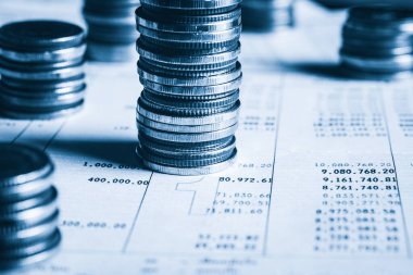 Biriktirmek için hazine mevduat hesabına yığılmış altın paralar.