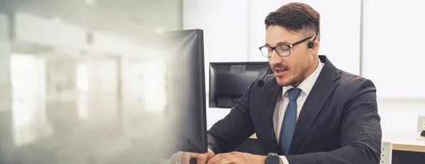 オフィスで働くヘッドセットを身に着けているビジネスマンが視野を広げる — ストック写真