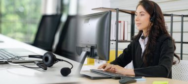 Ofiste çalışan, kulaklık takan iş adamları daha geniş görüşlü.