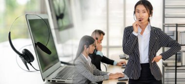 Ofiste çalışan, kulaklık takan iş adamları daha geniş görüşlü.