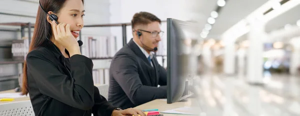 Geschäftsleute mit Headset im Büro erweitern den Blick — Stockfoto