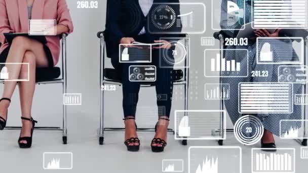 Üzletemberek álláspályázók várnak székekre konceptuális grafikával — Stock videók