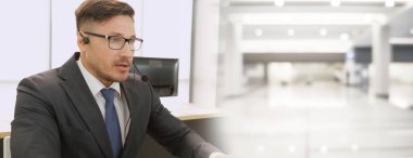 Ofiste çalışan, kulaklık takan iş adamları daha geniş görüşlü.