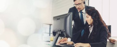 Ofiste çalışan, kulaklık takan iş adamları daha geniş görüşlü.