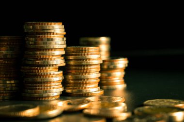 Biriktirmek için hazine mevduat hesabına yığılmış altın paralar.