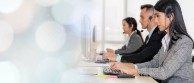 Ofiste çalışan, kulaklık takan iş adamları daha geniş görüşlü.