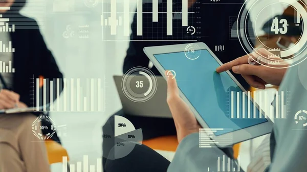 Şirket personeli toplantısındaki iş adamları imrendirici grafikle