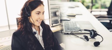 Ofiste çalışan, kulaklık takan iş adamları daha geniş görüşlü.