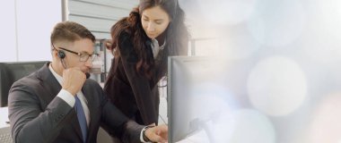 Ofiste çalışan, kulaklık takan iş adamları daha geniş görüşlü.