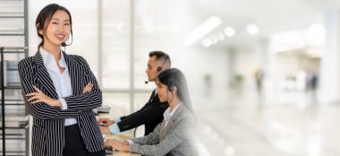 Ofiste çalışan, kulaklık takan iş adamları daha geniş görüşlü.