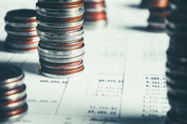 Biriktirmek için hazine mevduat hesabına yığılmış altın paralar.