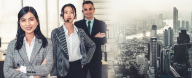 Ofiste çalışan, kulaklık takan iş adamları daha geniş görüşlü.