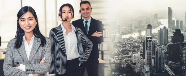 Ofiste çalışan, kulaklık takan iş adamları daha geniş görüşlü.