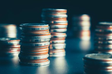 Biriktirmek için hazine mevduat hesabına yığılmış altın paralar.