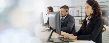 Ofiste çalışan, kulaklık takan iş adamları daha geniş görüşlü.