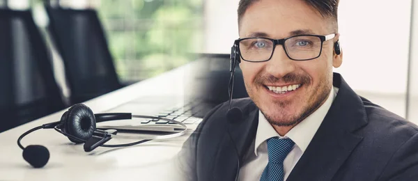 Les gens d'affaires portant un casque travaillant dans le bureau élargissent la vue — Photo