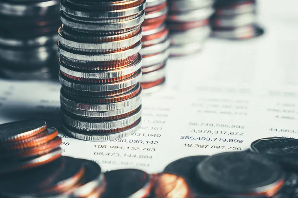 Biriktirmek için hazine mevduat hesabına yığılmış altın paralar.