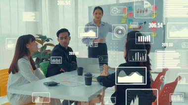 Şirket personeli toplantısındaki iş adamları imrendirici grafikle