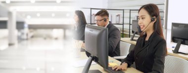 Ofiste çalışan, kulaklık takan iş adamları daha geniş görüşlü.