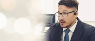 Ofiste çalışan, kulaklık takan iş adamları daha geniş görüşlü.