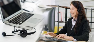 Ofiste çalışan, kulaklık takan iş adamları daha geniş görüşlü.