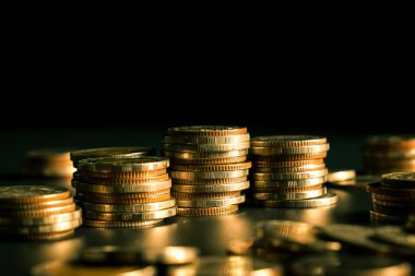 Biriktirmek için hazine mevduat hesabına yığılmış altın paralar.