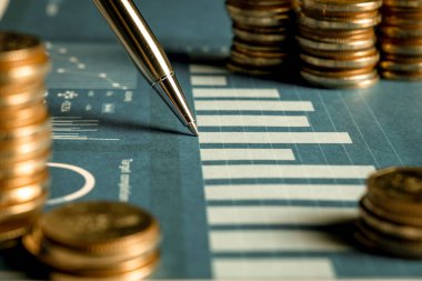 Biriktirmek için hazine mevduat hesabına yığılmış altın paralar.