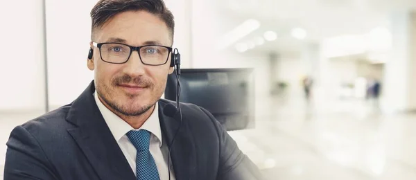 Les gens d'affaires portant un casque travaillant dans le bureau élargissent la vue — Photo