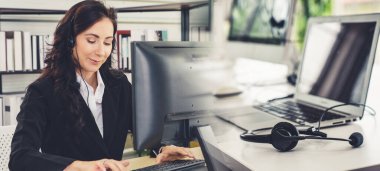 Ofiste çalışan, kulaklık takan iş adamları daha geniş görüşlü.