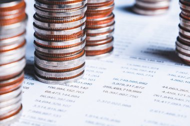 Biriktirmek için hazine mevduat hesabına yığılmış altın paralar.