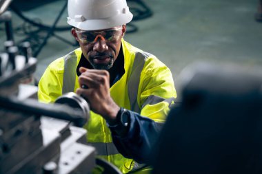 Fabrika işçisi veya mühendisi usta imalat atölyesinde makine işi yapıyor