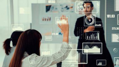 Şirket personeli toplantısındaki iş adamları imrendirici grafikle