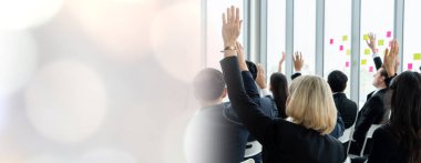 Seminer konferansında toplanan bir grup iş adamı daha geniş görüşlü
