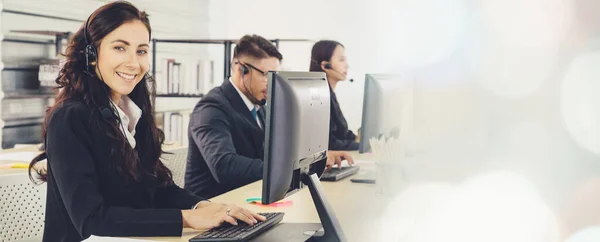 Gente de negocios con auriculares trabajando en la oficina ampliar vista — Foto de Stock