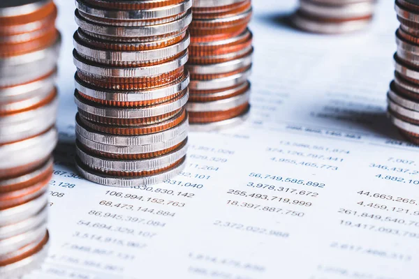 Biriktirmek için hazine mevduat hesabına yığılmış altın paralar.