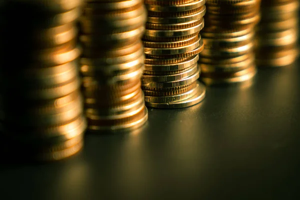 Stos złotych monet na koncie bankowym depozytów skarbowych do oszczędzania — Zdjęcie stockowe