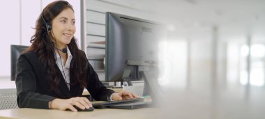 Ofiste çalışan, kulaklık takan iş adamları daha geniş görüşlü.