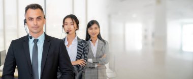 Ofiste çalışan, kulaklık takan iş adamları daha geniş görüşlü.