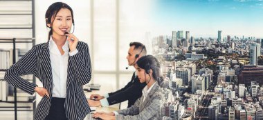 Ofiste çalışan, kulaklık takan iş adamları daha geniş görüşlü.