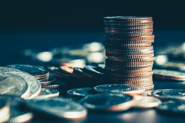 Biriktirmek için hazine mevduat hesabına yığılmış altın paralar.