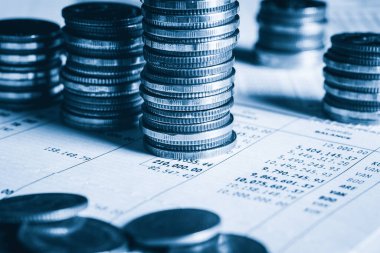 Biriktirmek için hazine mevduat hesabına yığılmış altın paralar.