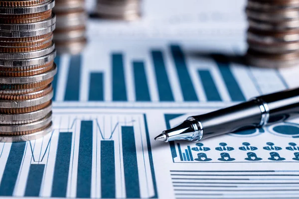 Biriktirmek için hazine mevduat hesabına yığılmış altın paralar.