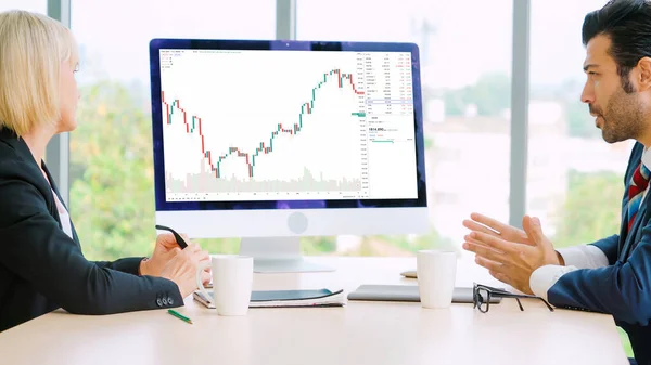 Análise de gráficos de dados do mercado de ações por software de computador engenhoso — Fotografia de Stock