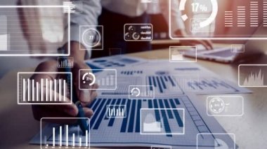 İşadamı, borsa araştırmalarının kavramsal verilerini analiz ediyor.