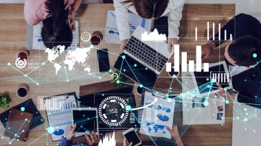 Kurumsal personel toplantısındaki iş adamlarının kavramsal vizyonu. Veri analizi ve yatırım karar verme işlemleri için dijital teknoloji kavramı .